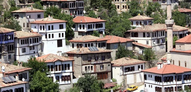 Tarihi ilçe bir günde 10 bin turisti ağırladı kitabının kapağı