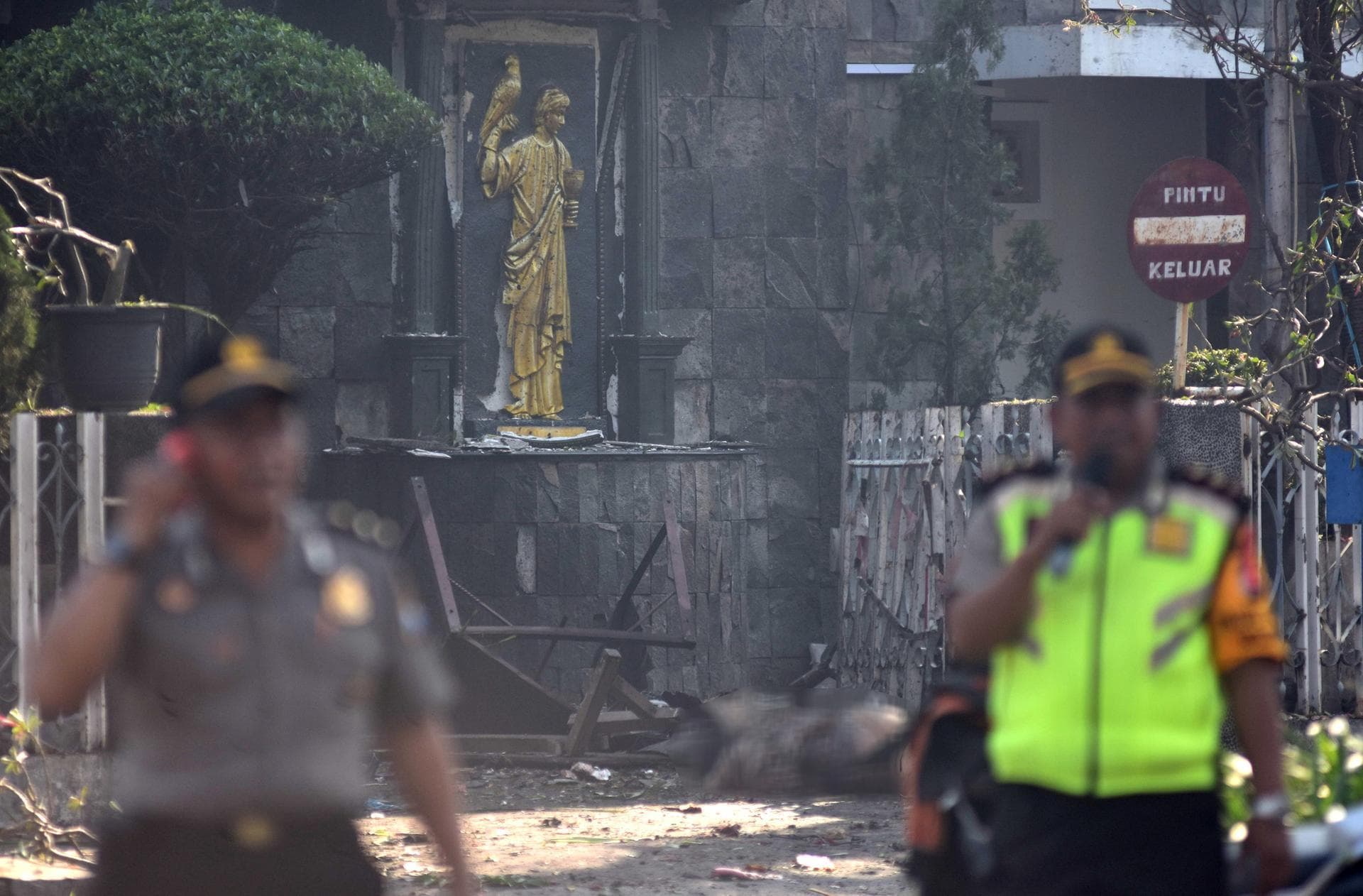Explosion at Indonesian Buddhist Temple Injures Three: Police kitabının kapağı