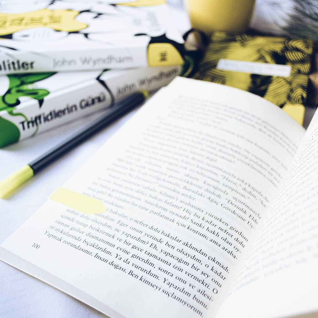 Tüketici Toplumun Çürümüşlüğünün Kokusu, Kitap Kokusuna Karışıyor: İkna Ulusu kitabının kapağı