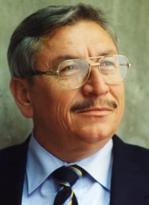 Hüseyin Yurttaş Kimdir, Hayatı ve Eserleri kitabının kapağı